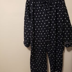 Women’s XL pajamas.